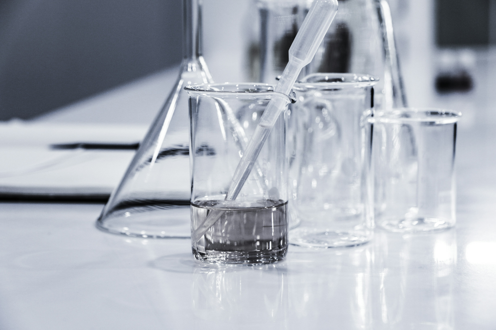 Photo of beakers in lab (Stock image)