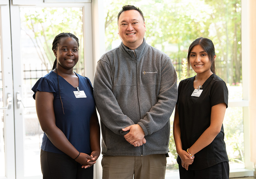 Glenn Guinto joins students Chelsy (left) and Chrystell (right).