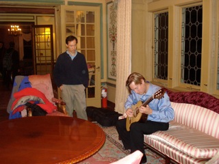Jason Vieaux tries Gary Lee's guitar